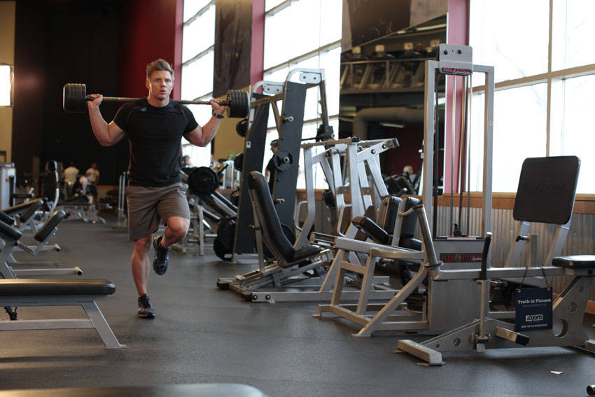 Barbell Walking Lunge demonstration