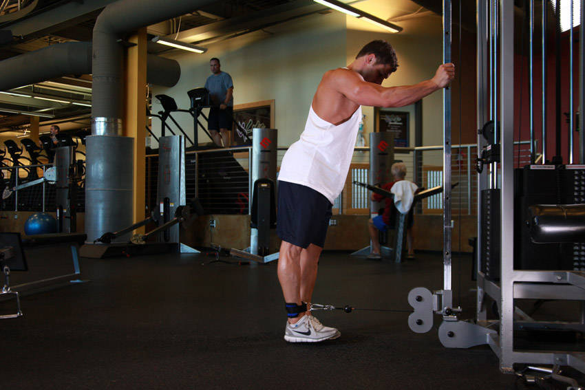 One-Legged Cable Kickback demonstration
